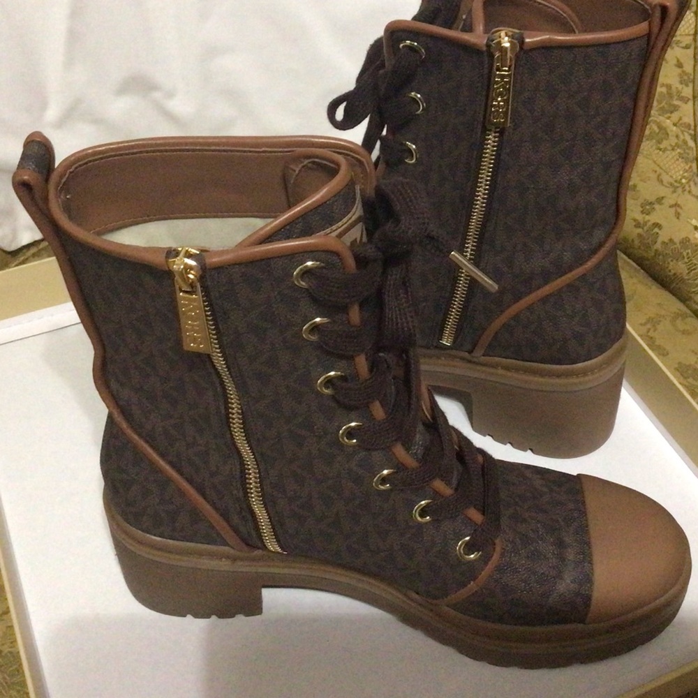 Michael Kors Signature Brown Lace-Up Ankle Boots

Like new, excellent condition